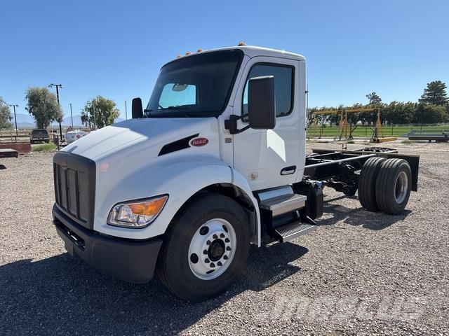 Peterbilt 537 Cabins and interior