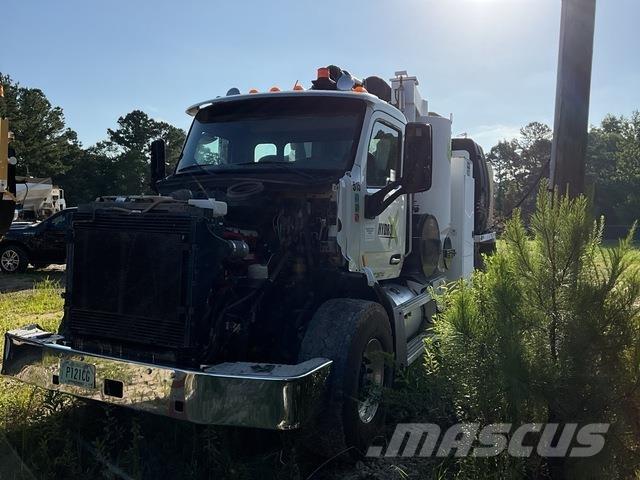 Peterbilt 567 Crawler excavators