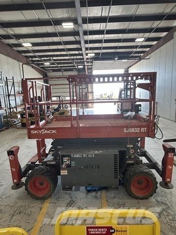 SkyJack 6832RT Scissor lifts