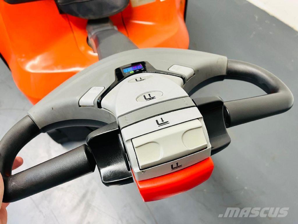 BT SWE 160 L Pedestrian stacker
