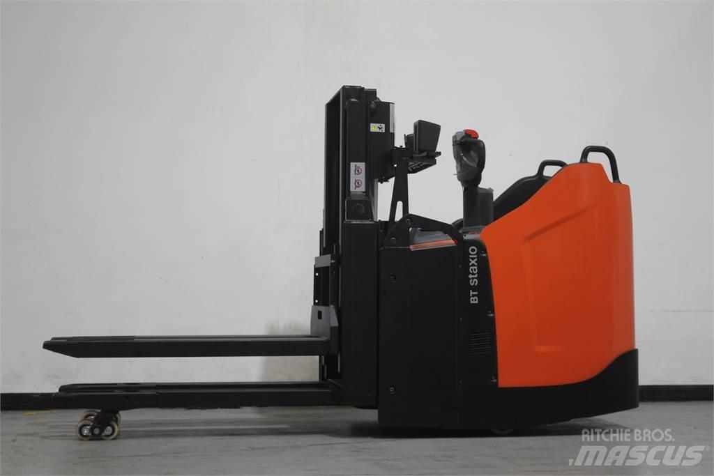 Toyota SPE200D Pedestrian stacker