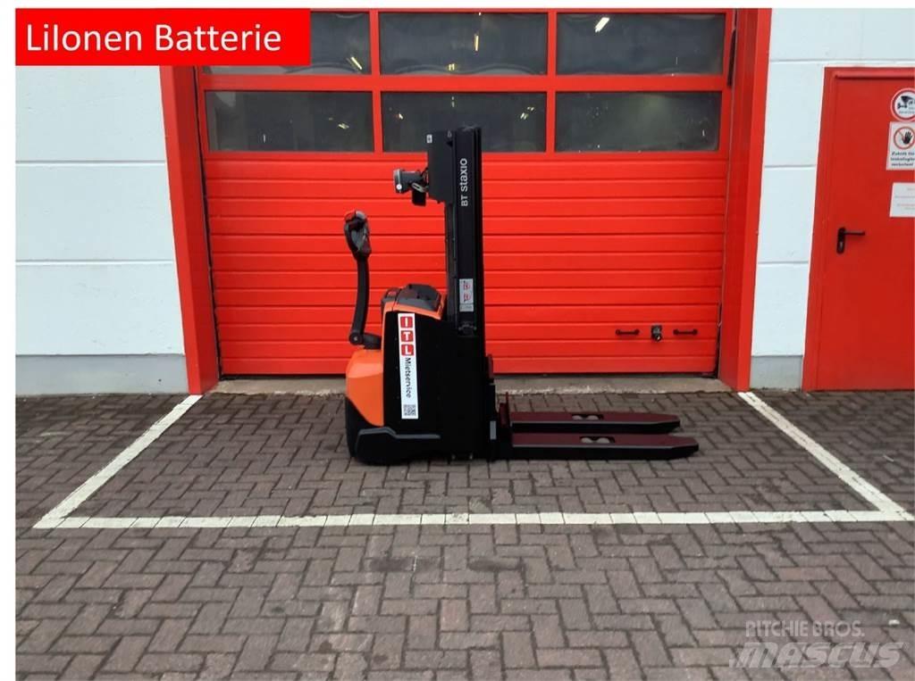 Toyota SWE120L Pedestrian stacker