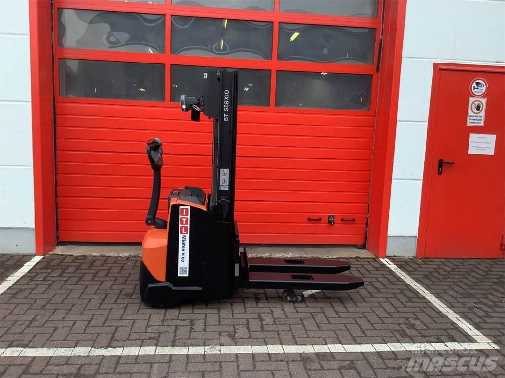 Toyota SWE120L Pedestrian stacker