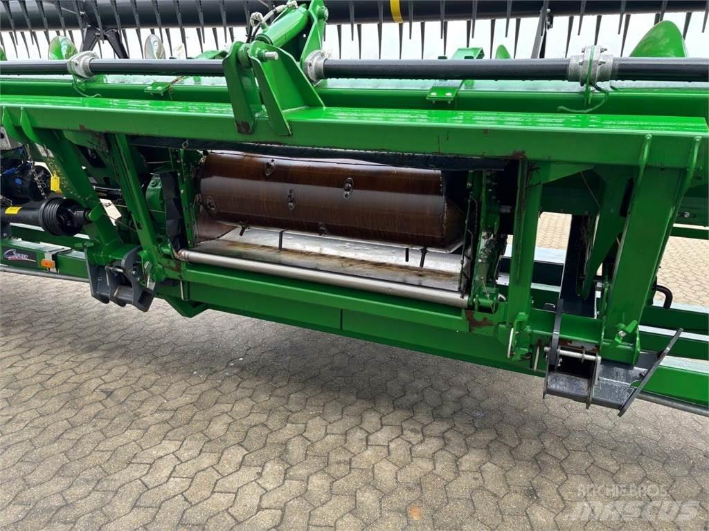 John Deere 735D Combine harvester heads