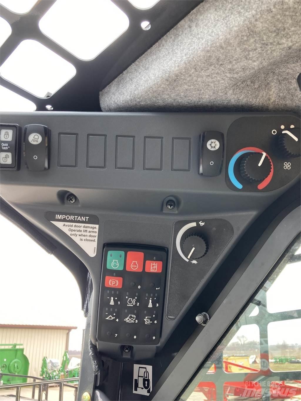 John Deere 318G Skid steer loaders
