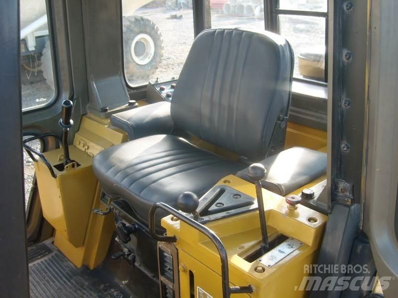 CAT 943 Crawler loaders