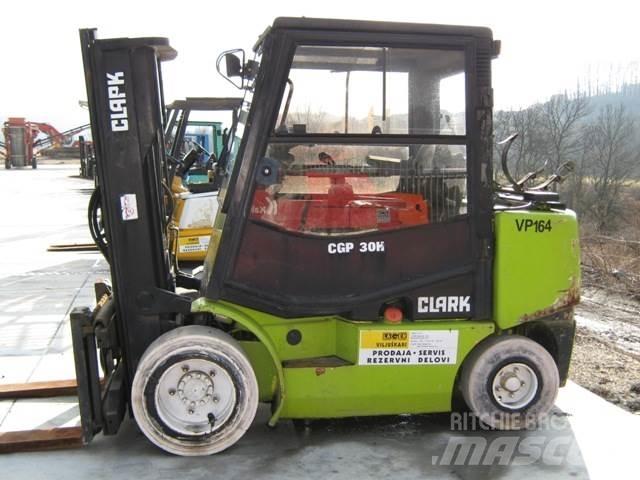 Clark CGP30 LPG trucks