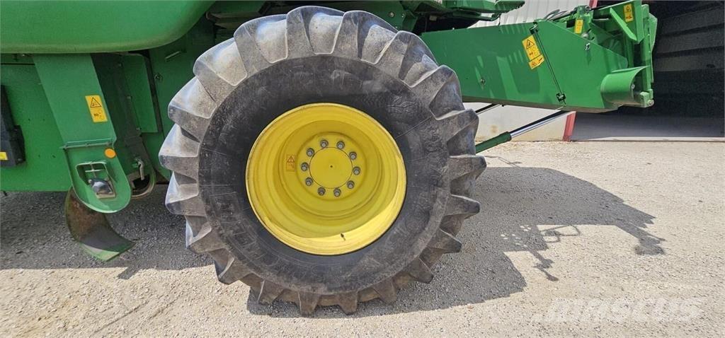 John Deere T550 Combine harvesters