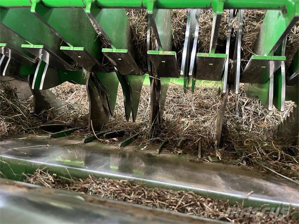 John Deere V451R Round balers