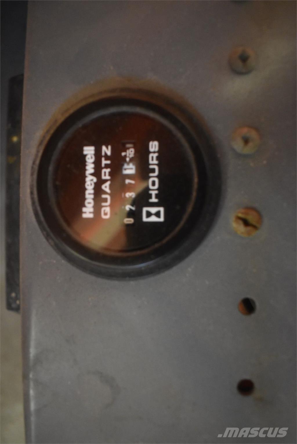 SkyJack SJ-III 3220 Articulated boom lifts