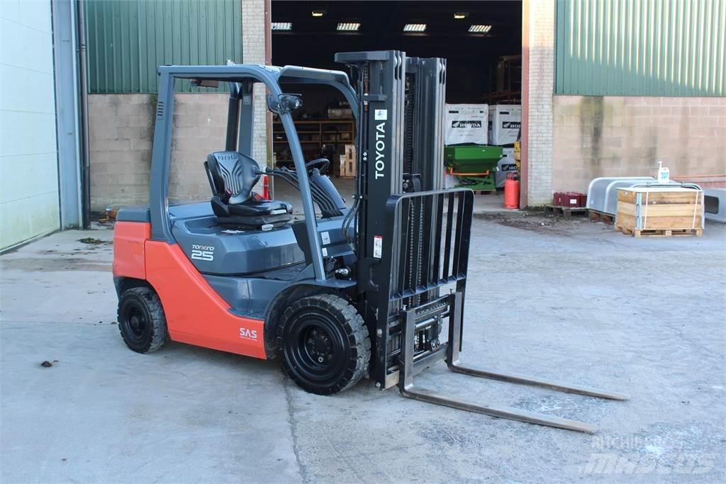 Toyota Tonero 2.5T Construction - Others