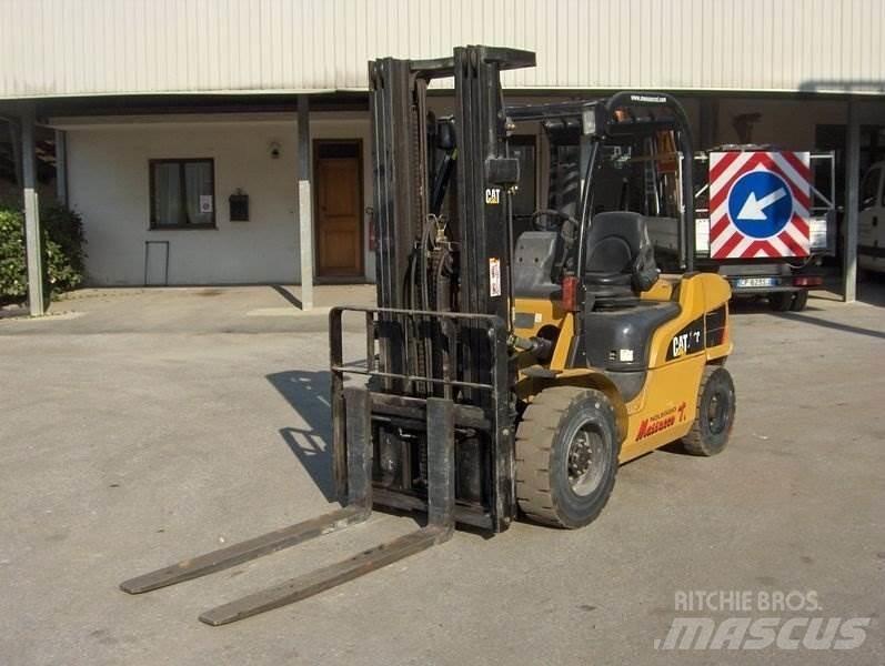 CAT DP30N Diesel trucks