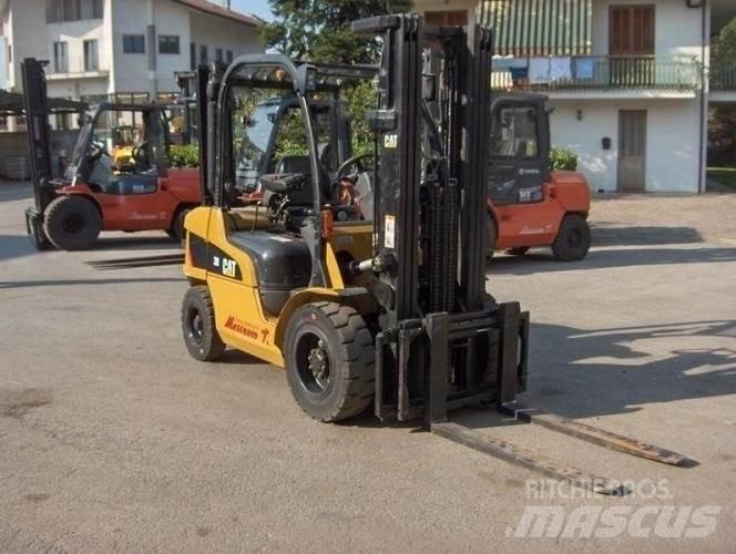 CAT DP30N Diesel trucks