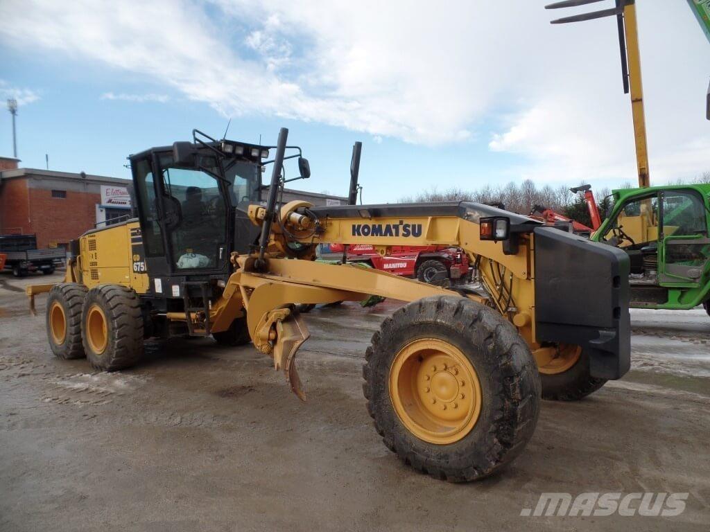 Komatsu GD675-5 Crawler dozers