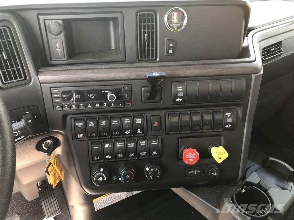 International MV Farm / grain trucks