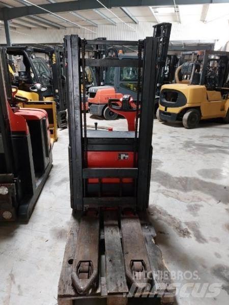 Fenwick L12 Pedestrian stacker