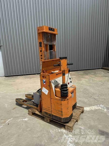 Still EGV Pedestrian stacker