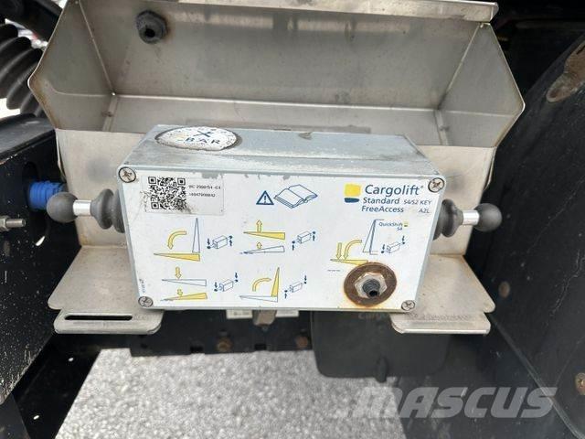  AKD 74 - 18 Box body trailers