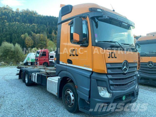 Mercedes-Benz 2542 Chassis Cab trucks