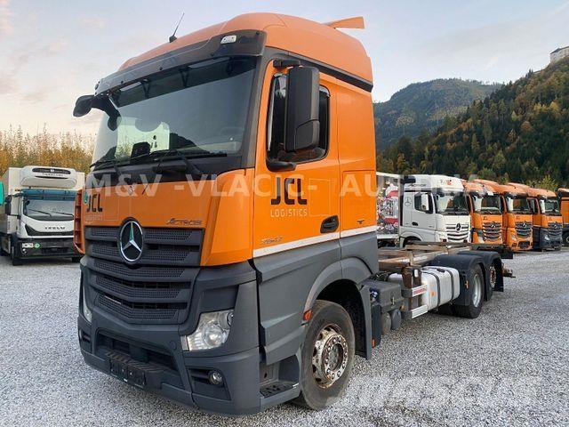 Mercedes-Benz 2542 Chassis Cab trucks
