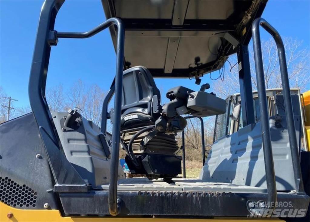 CAT CB15 Single drum rollers