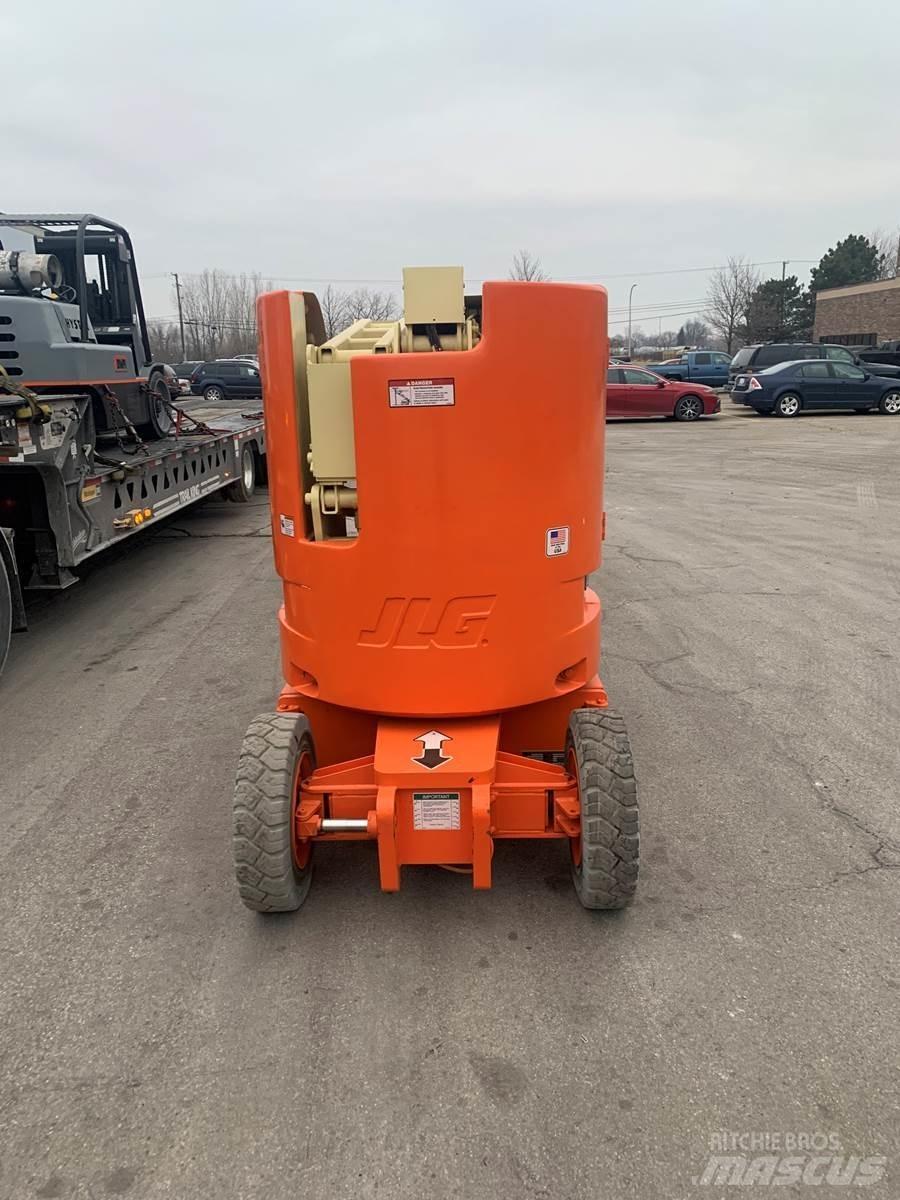 JLG E300AJ Vertical mast lifts