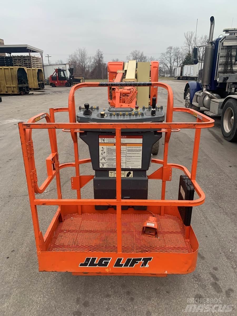 JLG E300AJ Vertical mast lifts