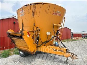 Kuhn 5143 Mixer feeders