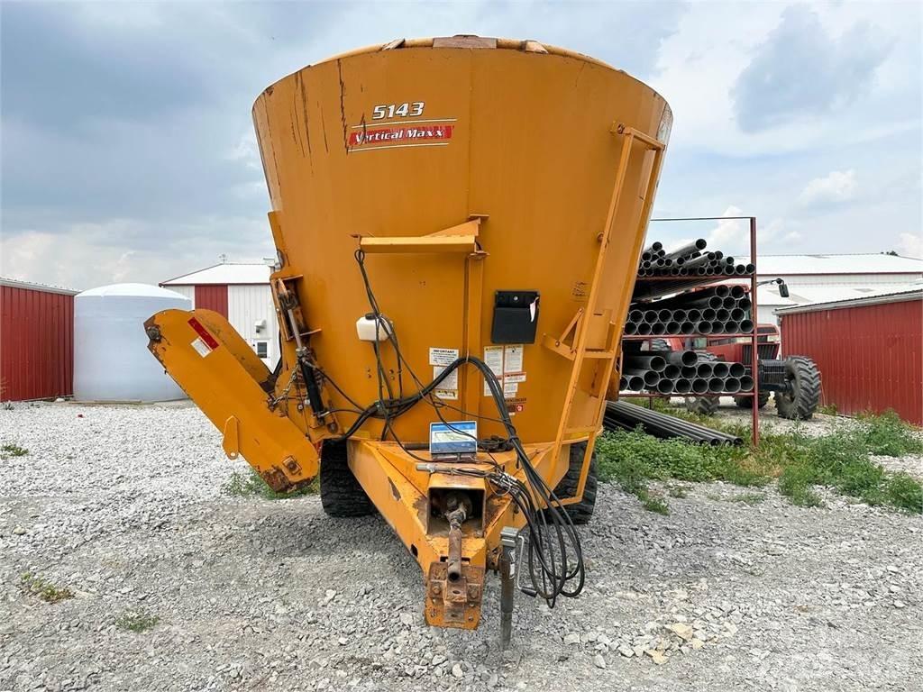 Kuhn 5143 Mixer feeders