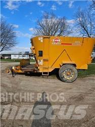 Kuhn 5144 Mixer feeders
