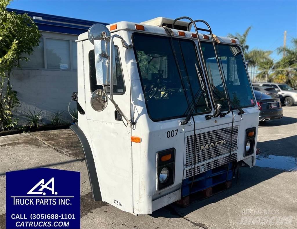 Mack LE613 Transportation - Others