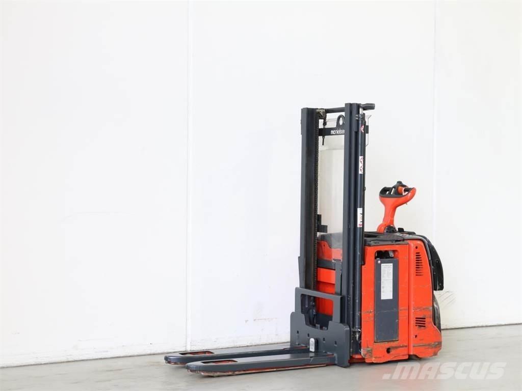 Linde D12AP/133 Pedestrian stacker