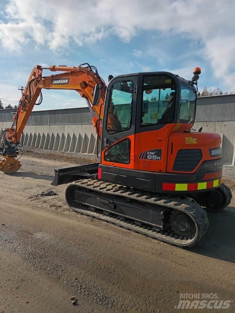 Doosan DX85 R Midi excavators  7t - 12t