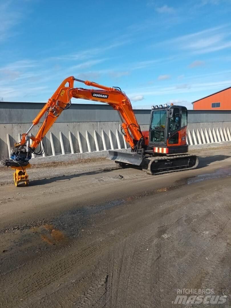 Doosan DX85 R Midi excavators  7t - 12t
