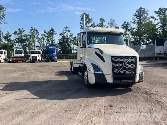 Volvo VNL64T300 Tractor Units
