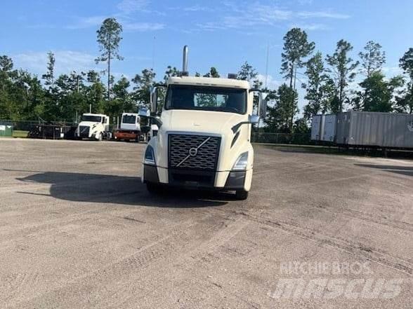 Volvo VNL64T300 Tractor Units