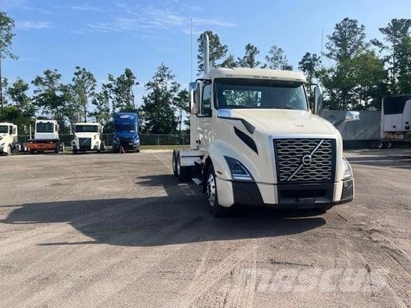 Volvo VNL64T300 Tractor Units