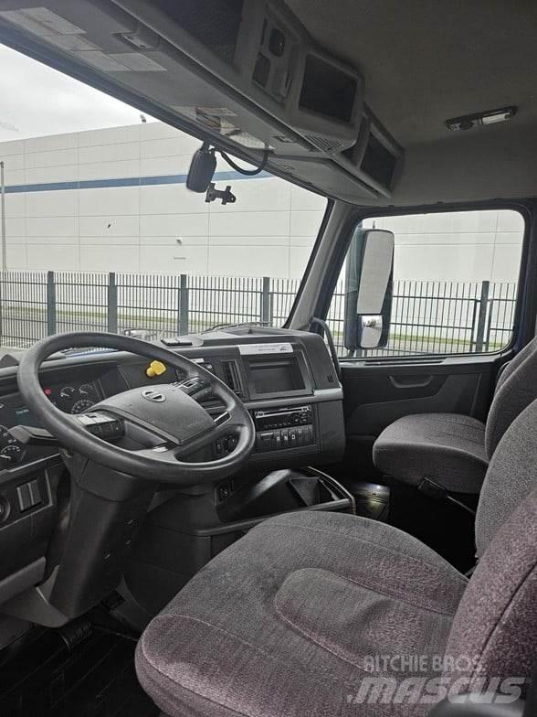 Volvo VNR64T300 Tractor Units