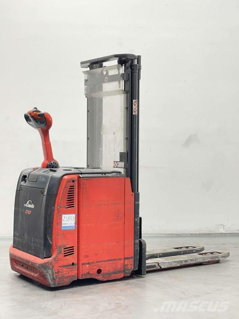 Linde D12-133 Pedestrian stacker
