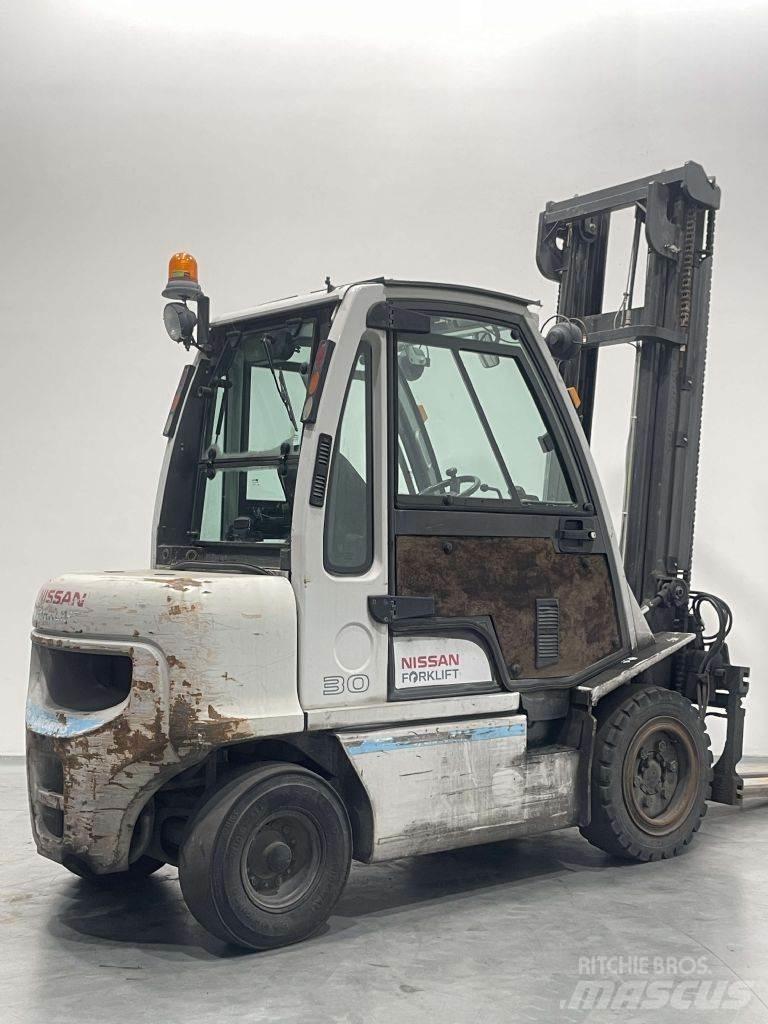 Nissan YG1D2A300 Diesel trucks