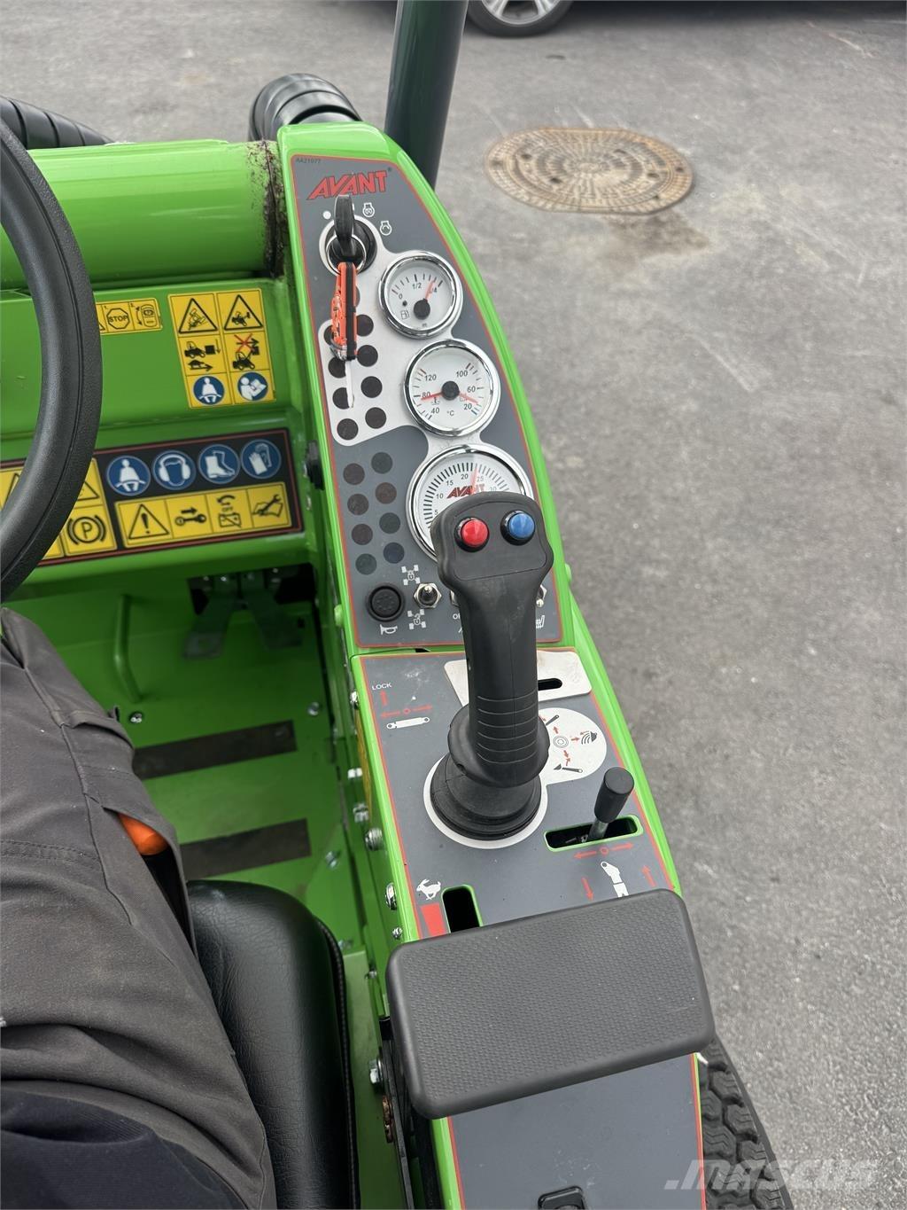 Avant 528 Endast 70h Skid steer loaders