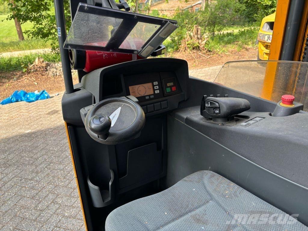 Jungheinrich ETV 216 Reach trucks