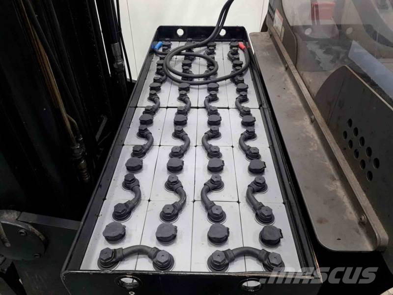 Crown ESR5000-14 OPT3 Reach trucks