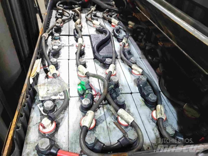 Linde R16N-01 Reach trucks