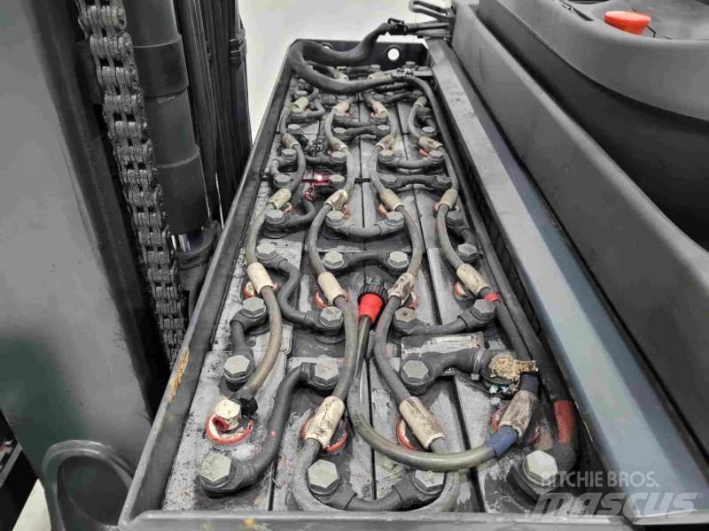 Linde R20-01 Reach trucks