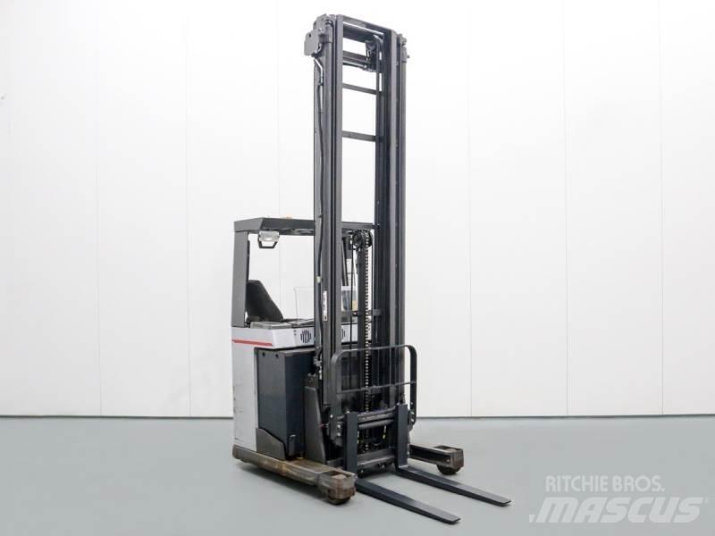 Nissan UNS161 Reach trucks