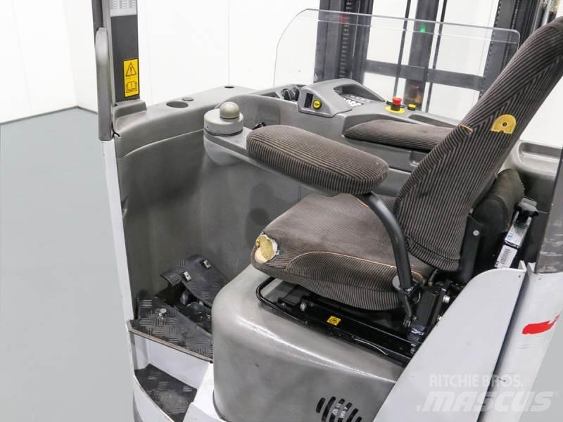 Nissan UNS161 Reach trucks
