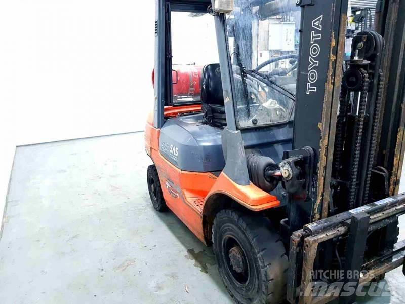 Toyota 42-7FGF25 LPG trucks