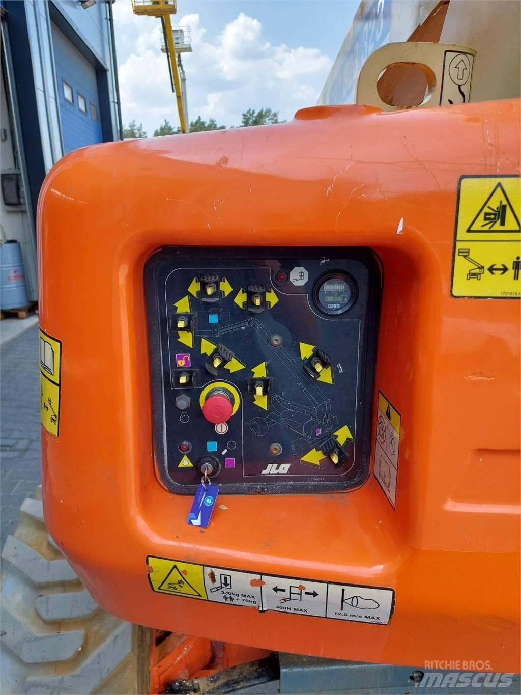 JLG M600JP Articulated boom lifts