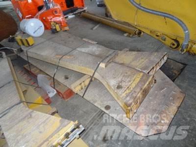 CAT 740 Tailgate Other components